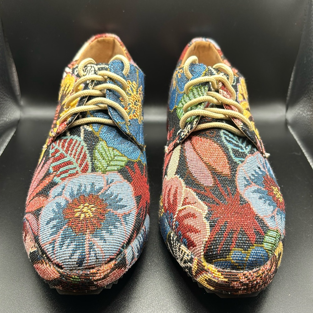 NWOT size 8 SHEIN brand tapestry inspired lace up shoes